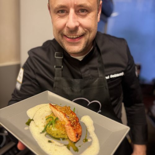Private Chefs Deutschland – Spitzenkoch Paul serviert Lachs mit Ponzulack auf Yuzu Schaum bei Showcooking Event von BookYourCook
